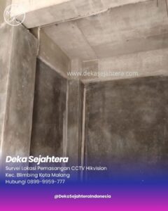 Teknisi Deka Sejahtera melakukan survei titik pemasangan CCTV di sekolah.