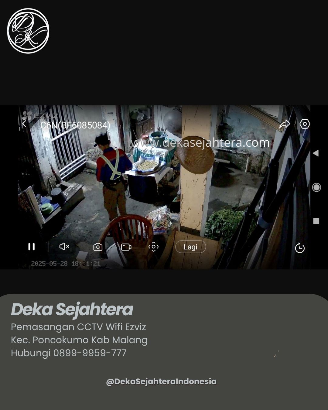 Teknisi Deka Sejahtera memasang CCTV Ezviz di rumah warga Poncokusumo
