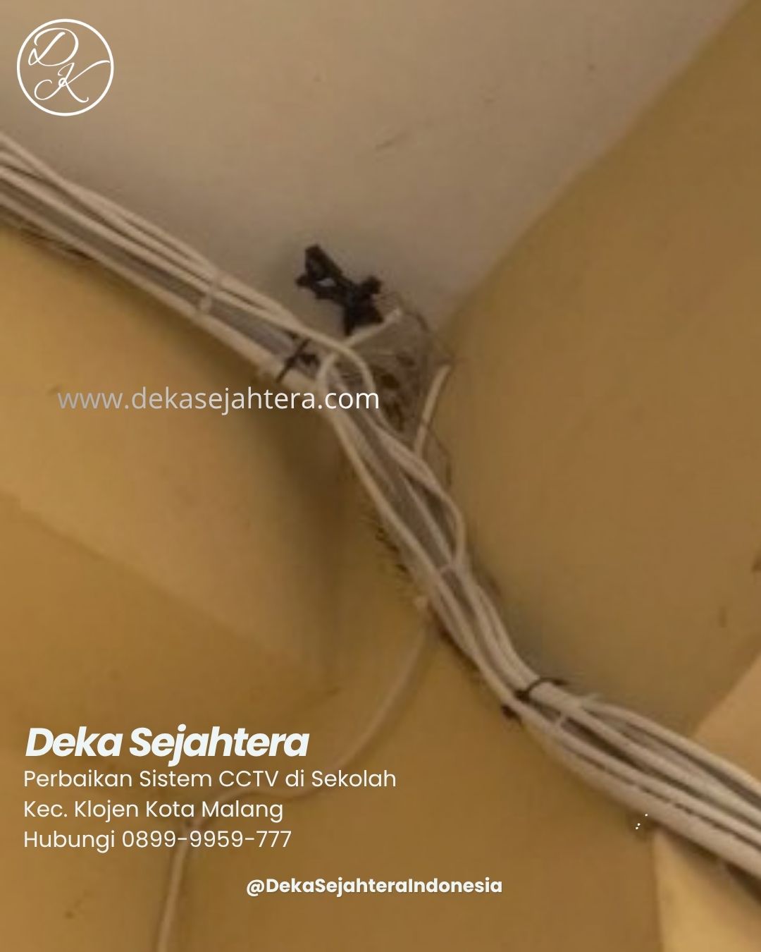 Teknisi Deka Sejahtera melakukan pemeriksaan sistem CCTV di sekolah kejuruan Klojen Malang