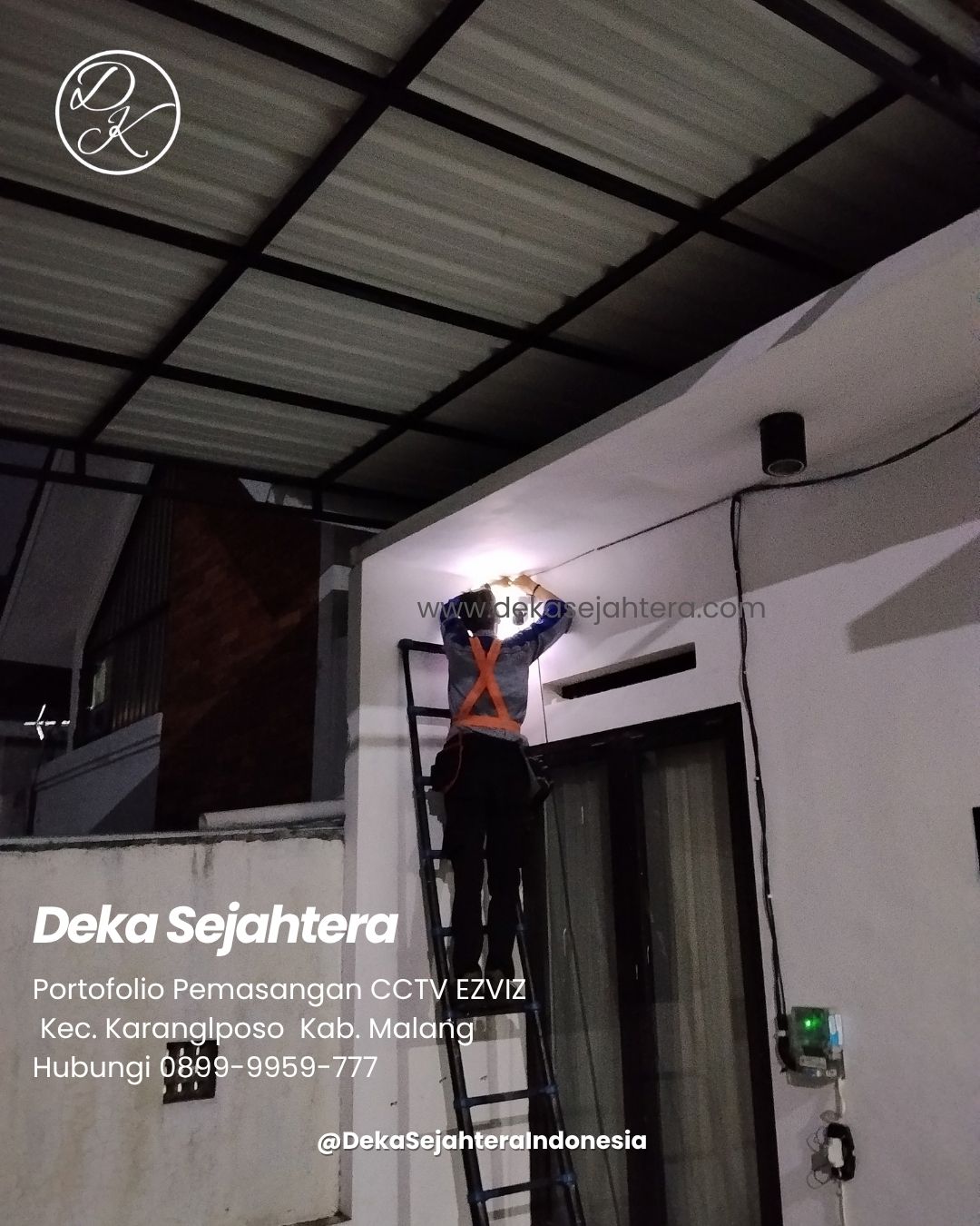 Teknisi Deka Sejahtera melakukan instalasi CCTV Ezviz untuk rumah di Karangploso Malang