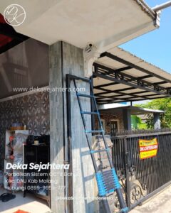 Teknisi memeriksa kamera CCTV Dahua pada titik pemasangan di rumah klien