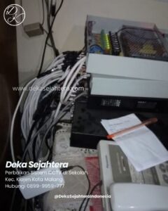 Teknisi melakukan pengecekan jalur kabel CCTV di lingkungan sekolah kejuruan