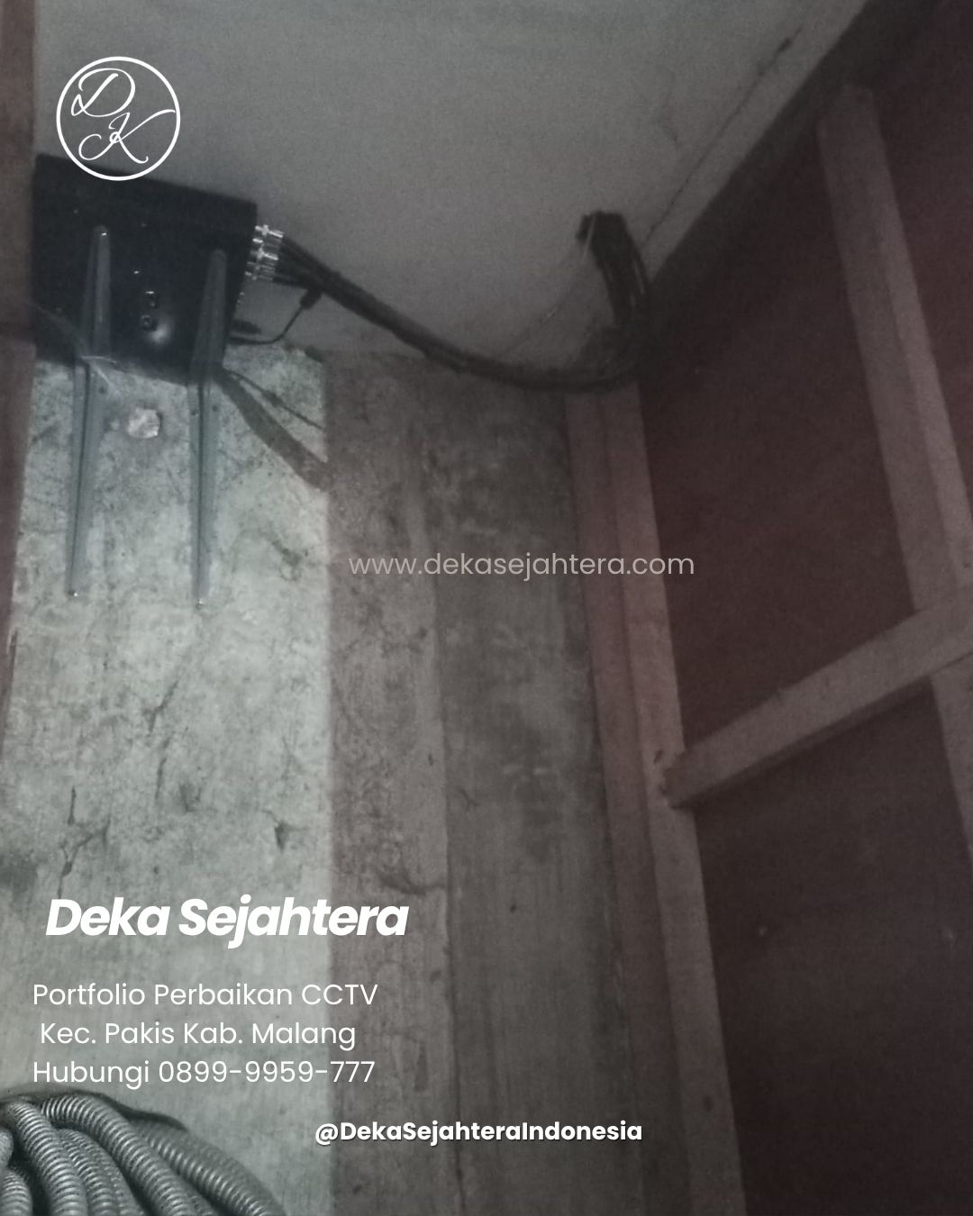 Teknisi Deka Sejahtera memeriksa CCTV yang tidak bisa dipantau melalui HP