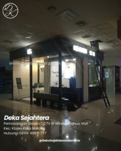 Teknisi Deka Sejahtera memasang CCTV analog Dahua di tenant MOG Klojen Kota Malang.