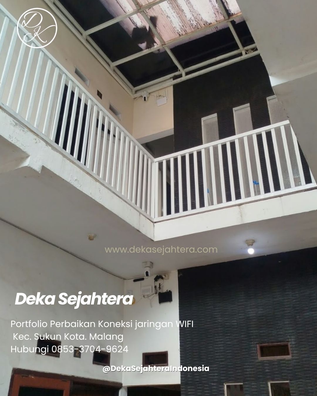 Teknisi Deka Sejahtera memperbaiki koneksi WiFi CCTV di kost putri Janti Malang