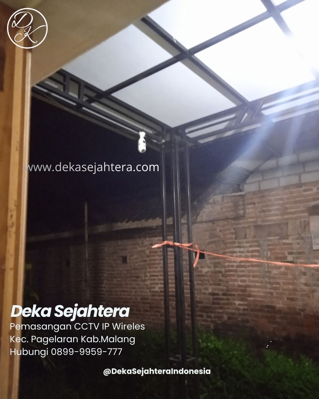 Teknisi Deka Sejahtera memasang CCTV IP Wireless di rumah Kecamatan Pagelaran Kabupaten Malang.