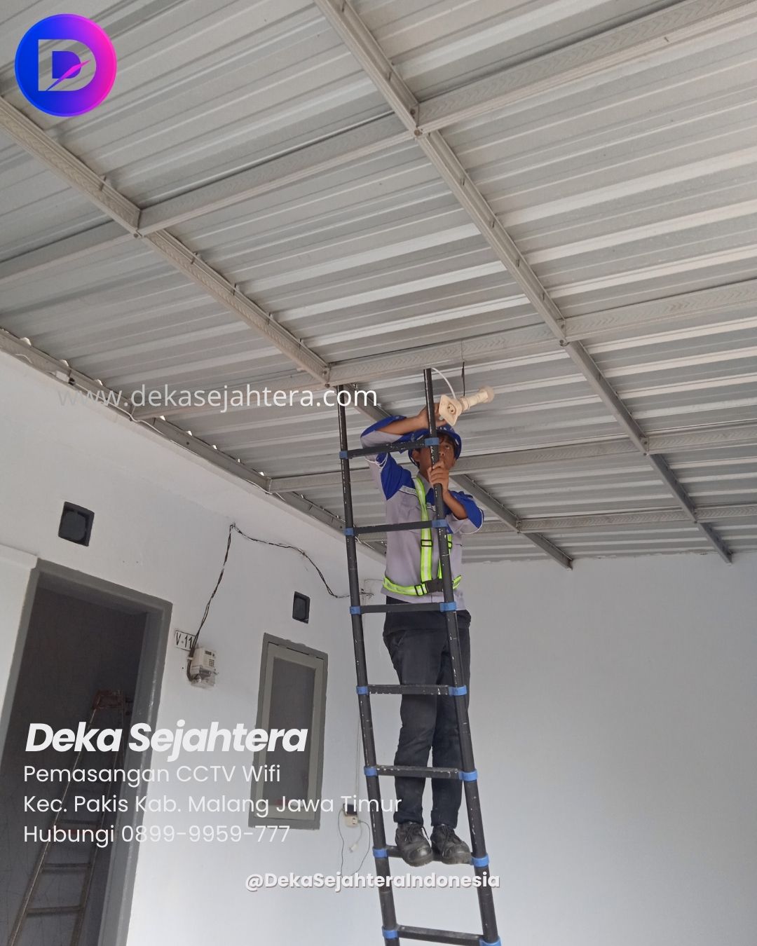 Tim teknisi Deka Sejahtera melakukan pemasangan CCTV WiFi di Perumahan Graha Permata, Kecamatan Pakis, Kabupaten Malang