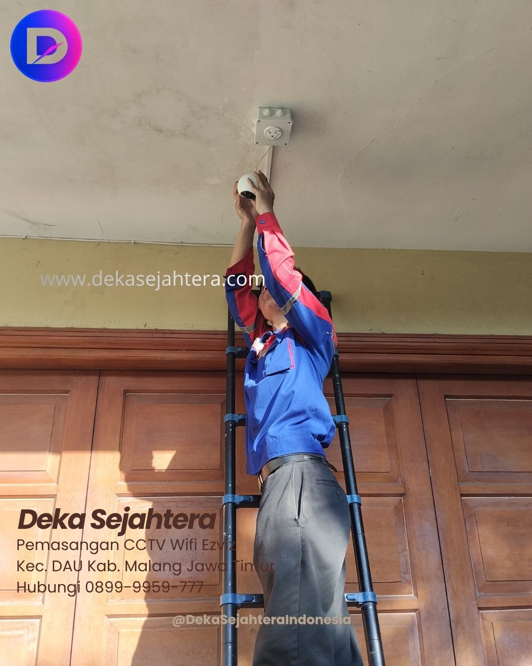 Tim teknisi Deka Sejahtera memasang CCTV WiFi EZVIZ di sebuah rumah di Perumahan Bukit Dieng Permai, DAU Malang