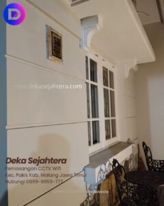 Teknisi Deka Sejahtera melakukan pemasangan CCTV WiFi di Pakis Malang