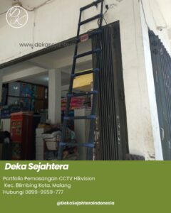 Teknisi Deka Sejahtera memasang CCTV Hikvision di toko mebel Blimbing