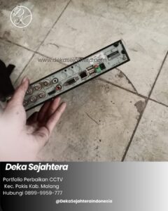 Teknisi memeriksa perangkat DVR CCTV yang mengalami gangguan pemantauan jarak jauh
