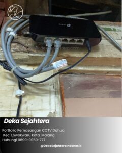Pemasangan CCTV rumah oleh dua teknisi Deka Sejahtera di Lowokwaru