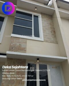 Pemeriksaan lokasi sebelum pemasangan kamera CCTV EZVIZ di villa Kota Batu