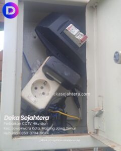 Teknisi memeriksa indikasi gangguan jalur kabel CCTV perumahan di Lowokwaru.