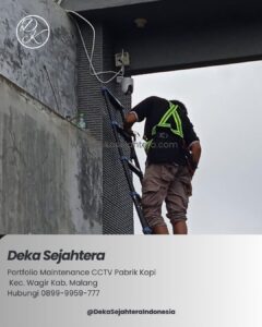 Teknisi memeriksa kamera CCTV di pabrik produksi kopi
