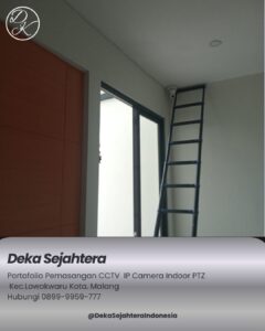 Teknisi Deka Sejahtera memasang CCTV PTZ di rumah warga Lowokwaru