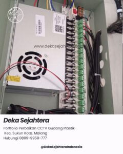 Teknisi memeriksa kabel CCTV yang hampir terkelupas di gudang penyimpanan plastik