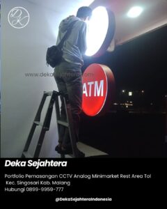 Teknisi Deka Sejahtera memasang kamera CCTV Dahua pada malam hari