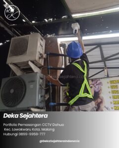 Teknisi CCTV memasang kamera Dahua untuk pengawasan rumah di Malang