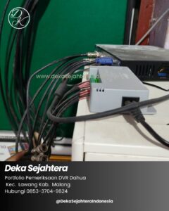 Teknisi memeriksa kabel dan perangkat DVR CCTV sekolah di Kabupaten Malang