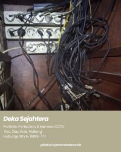 Teknisi melakukan pengecekan 14 unit kamera CCTV di toko bahan kue
