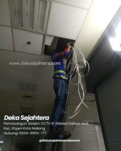 Penarikan kabel CCTV Dahua melalui atas plafon tenant MOG Kota Malang