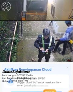 Teknisi Deka Sejahtera melakukan pengaturan kamera CCTV IP Wireless.