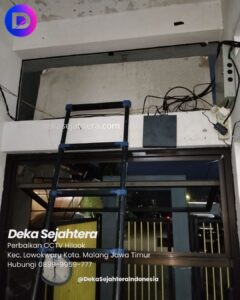 Pemeriksaan perangkat perekam CCTV untuk pengawasan kompleks perumahan