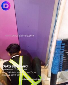 Teknisi Deka Sejahtera melakukan perbaikan sistem CCTV di Pakis Malang