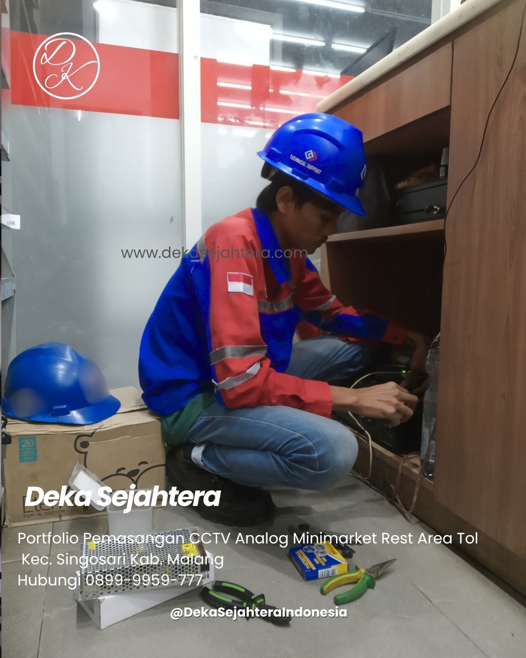 Instalasi kabel CCTV Dahua di atas plafon minimarket Singosari